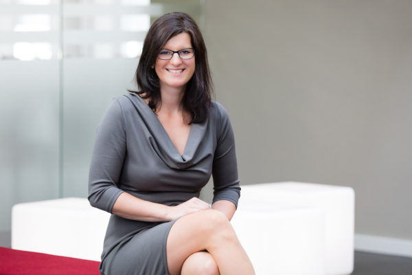 Christin Descher – Verantwortungsvolles Finanzmanagement Christin Descher - Finanzexpertin